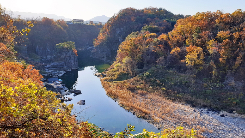 汉滩江（国家地质公园，孤石亭）한탄강(국가지질공원, 고석정)